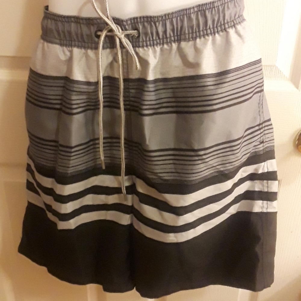 KIRKLAND SWIM TRUNKS IN SIZE M